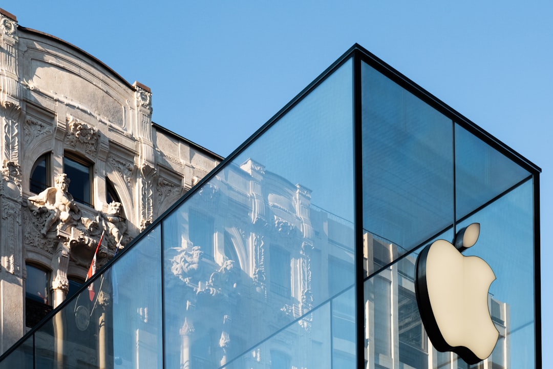 Ex empleado de Apple robó archivos al irse a OpenAI
